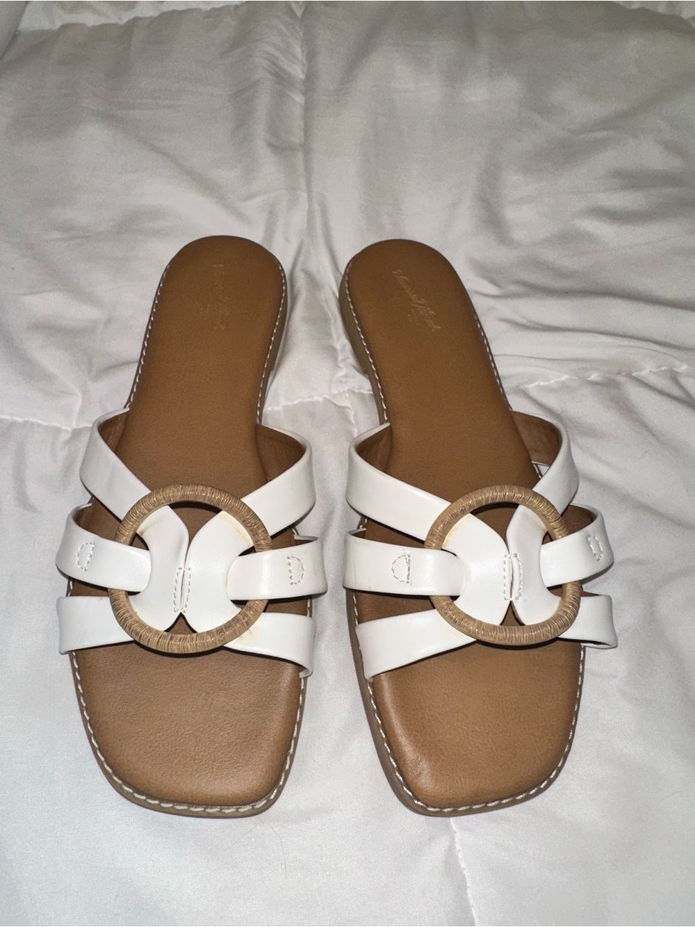 Universal Thread White Slide Sandals with Tan Footbed and Woven Ring